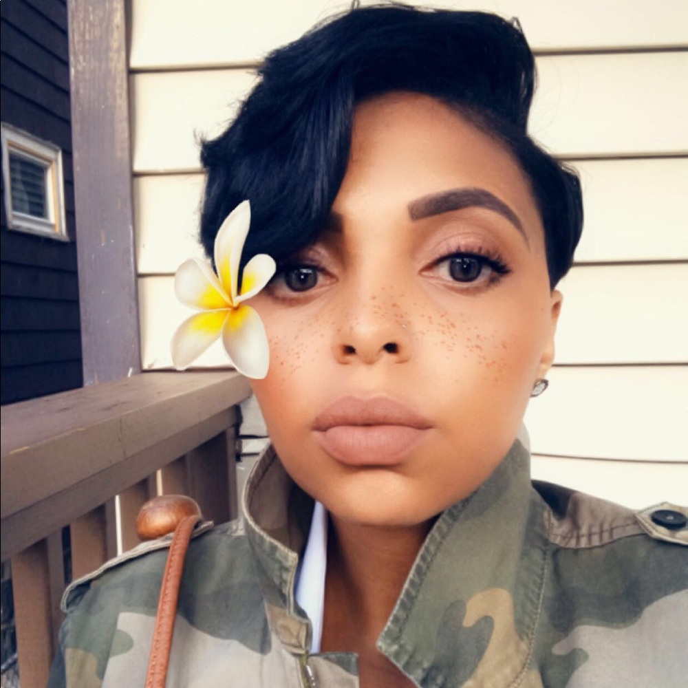 Meet your Posher, Monique